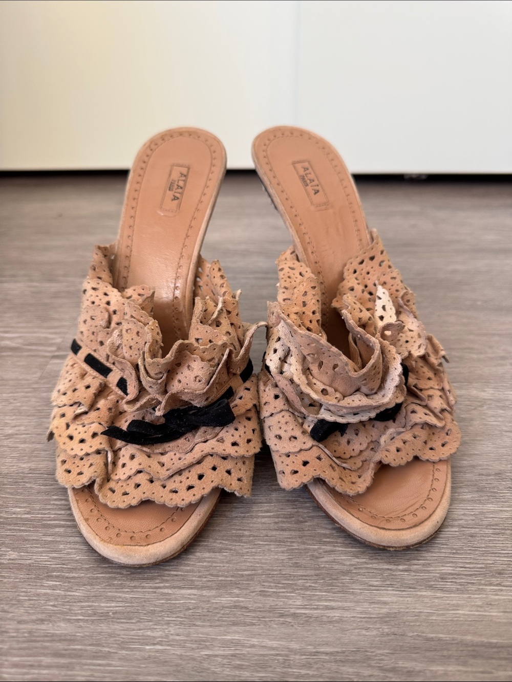ALAÏA Tan Ruffle Slide Sandal Mules with Bows